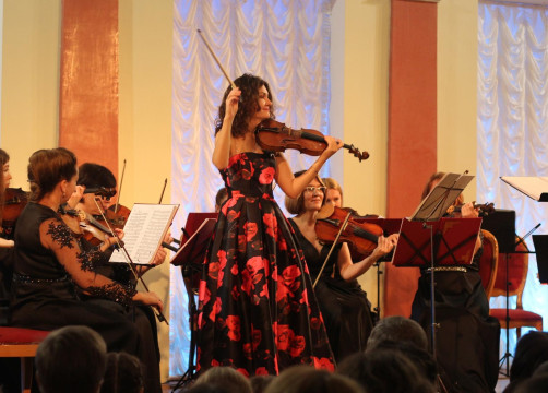 Одна из самых ярких скрипачек России Юлия Игонина выступила в Вологодчине