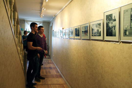 Фотовыставка «И в черном свете можно рассмотреть радугу…» открылась в музее «Мир забытых вещей»