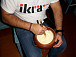 Впервые в жизни Владимир Мухин сам взбивал сливки для масла. Фото vk.com/club101098284