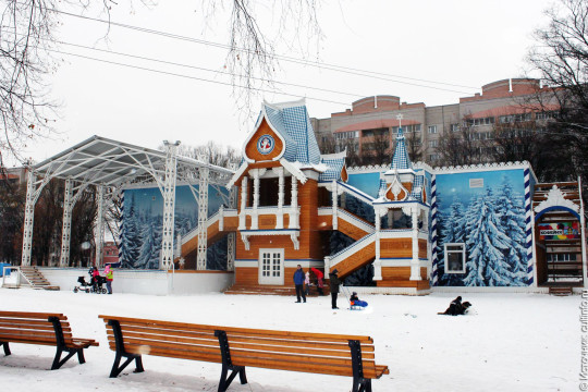 Олимпийская резиденция Деда Мороза в Парке ветеранов труда ждет гостей в дни новогодних праздников