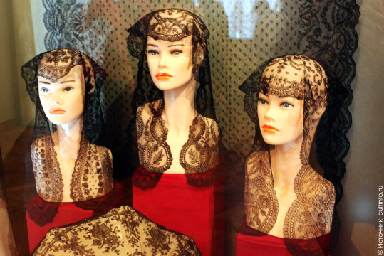 «Дамы в кружевах» из частного собрания немецких коллекционеров расположились в вологодском Музее кружева