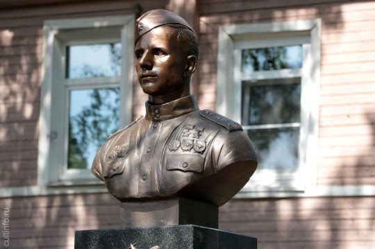 Бюст дважды Героя Советского Союза летчика-аса Александра Клубова появился в Вологде в Пионерском сквере