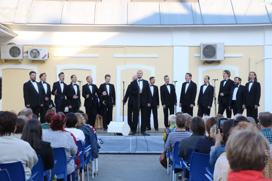 Выступление Мужского хора Вологодской филармонии открыло новую музыкальную площадку – филармонический дворик 