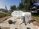 Кружевную скамейку устанавливают на аллее проспекта Победы в Вологде. Фото пресс-службы Администрации города Вологды