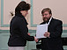 Писатель Дмитрий Ермаков вручает дипломы