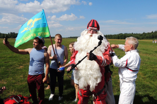 Дед Мороз впервые прыгнул с парашютом в День ВДВ