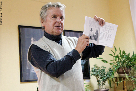 «Критик пишет, чтобы познать»: в «Доме дяди Гиляя» обсудили «Гуманитарные эксперименты» Сергея Фаустова