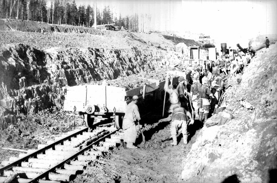 В преддверии отпусков «Архив 100х100» представляет редкие кадры строительства Северной железной дороги в 1898 году