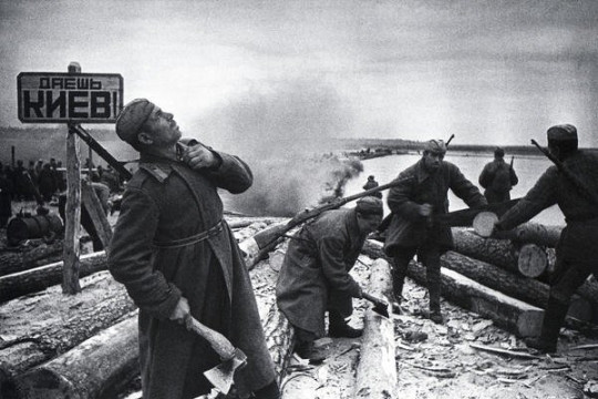 6 ноября 1943 года советские войска освободили Киев от немецко-фашистских захватчиков