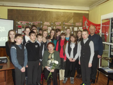 Школьники Кичменгского Городка побывали на встрече с жительницей блокадного Ленинграда в краеведческом музее