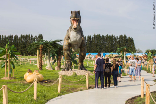 Динозавры размером с трехэтажный дом поселились под Вологдой: в Центре «Y.E.S.» официально открыли Парк динозавров