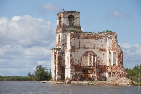 Работы по берегоукреплению вокруг храма-маяка в Крохино продолжатся в октябре