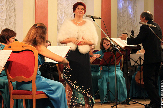 Смотрите прямо сейчас концерт солистки Вологодской филармонии Ларисы Пилинской