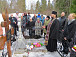 Иерей Михаил (Мелентьев) проводит литию на могиле Вахрушова