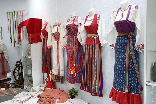 Народный костюм и традиционную вышивку можно увидеть на выставке в Фонде поддержки гражданских инициатив