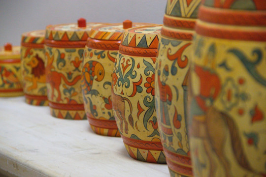 Бочата, украшенные мезенской и великоустюгской росписями, появились в Музее бочки в рамках проекта «Русский Север расписной»