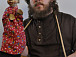 Павел Широглазов со своими куклами на записи в студии, город Москва. В руках у кукловода малая колёсная лира. Фото https://vk.com/ver_tep