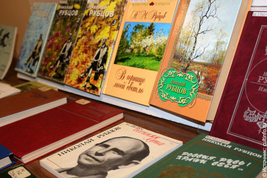 Выставка «Читаем Рубцова» открыта в областной библиотеке