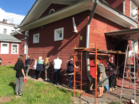 Волонтеров приглашают покрасить дом Волкова в Вологде