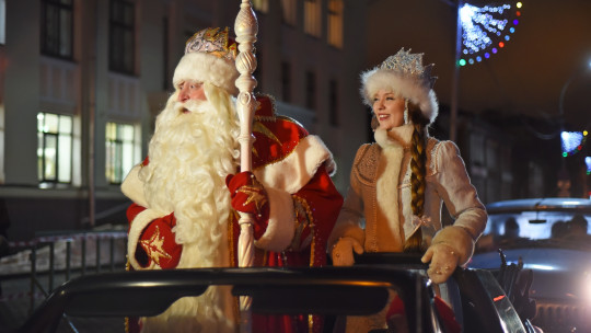 Дед Мороз и Снегурочка накануне дали старт «Рождественской сказке в Вологде». Сегодня вологжан ждут концерт и праздничный салют