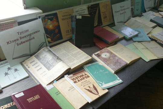 Ко Дню филолога в Вологодской областной научной библиотеке открылась выставка «Словом и делом»
