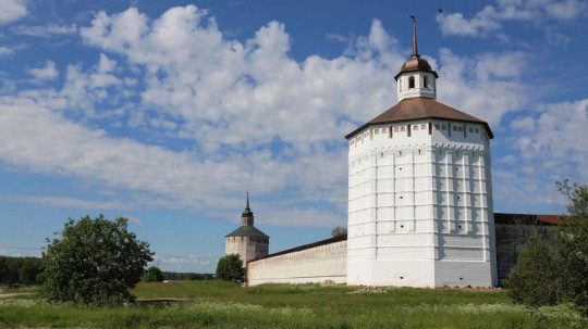 Отреставрированные башни Кирилло-Белозерского музея-заповедника можно посетить экскурсионной группой 