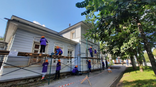 Участники Школы волонтера культуры приступили к покраске фасада дома купчихи Гликерии Красненьковой