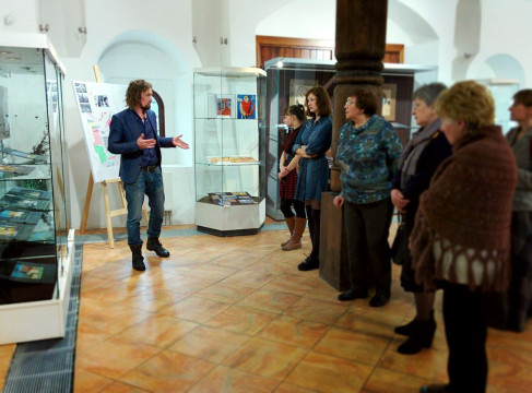 Саша Асафов, архитектор, художник и путешественник, прогулялся со студентами ВоГУ по своей выставке «Дорожный альбом»