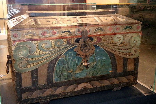 Расписной сундук, изготовленный в Тотьме больше ста лет назад, представлен на выставке в Санкт-Петербурге