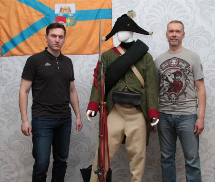 Военная форма разных эпох, оружие и снаряжение солдат представлено на выставке в Юношеском центре