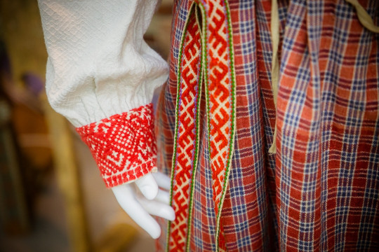 Выставка «С миру по нитке», посвященная ткачеству и одежде, работает в Тотемском музейном объединении 