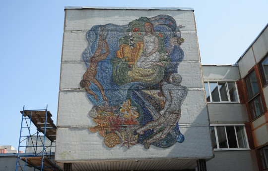 Мозаику вологодского художника Виктора Сысоева на фасаде школы № 33 сохранят в ходе ремонта здания