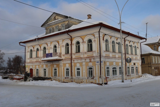 В селе Устье реставрируют дом купца Ганичева, в котором находится детская школа искусств