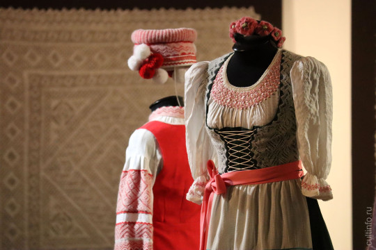 Пуховый платок, побывавший в космосе, и традиционные костюмы Оренбуржья представлены в Вологодском кремле