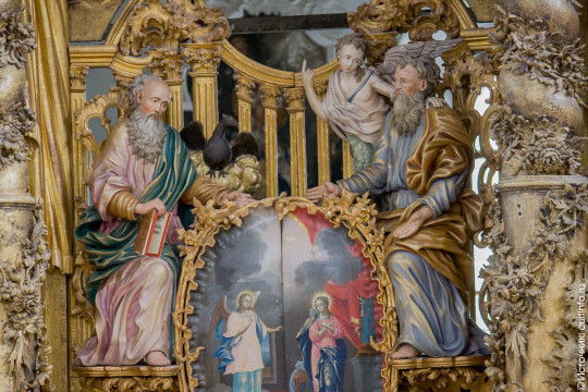 В Троицком соборе реставрируют знаменитый резной иконостас