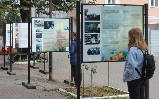 Уличная выставка, посвященная писателям-деревенщикам, открылась на аллее у «Ленкома»