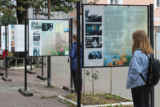 Уличная выставка, посвященная писателям-деревенщикам, открылась на аллее у «Ленкома»