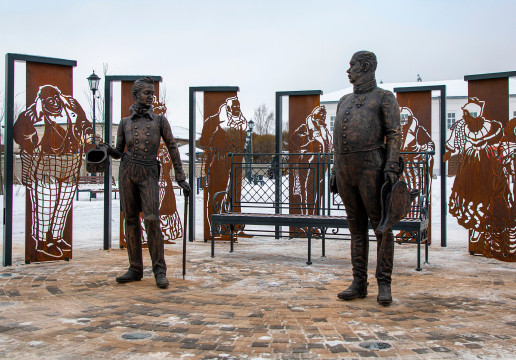 Скульптуры героев гоголевского «Ревизора» установлены на Торговой площади в Устюжне