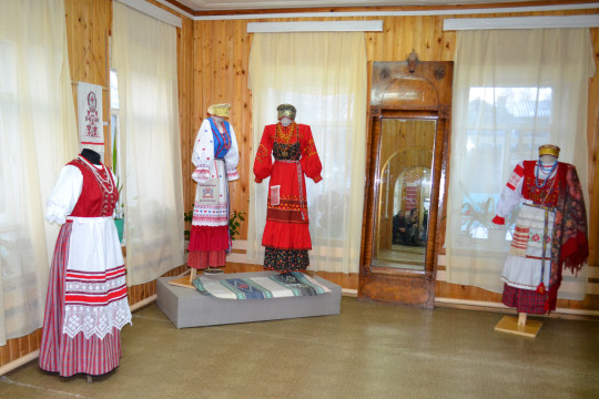 Большая выставка народного костюма работает в верховажском Доме художника