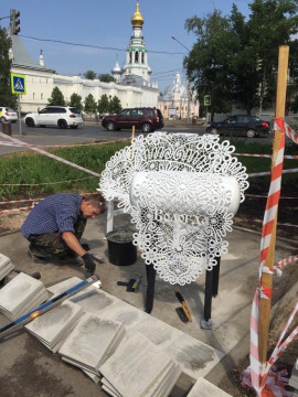 Кружевную скамейку устанавливают на аллее проспекта Победы в Вологде 