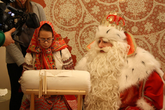 В Музей кружева заглянули Дед Мороз и журналисты НТВ