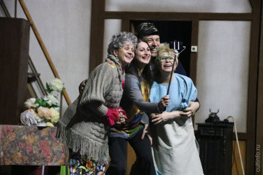 В  подарок на 8 Марта Вологодский драмтеатр подготовил премьеру – детективную комедию «Семейка Краузе»