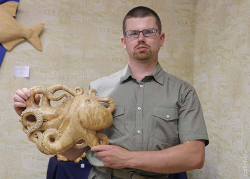 Авторские и традиционные изделия из дерева представил в «Резном палисаде» мастер из Тотьмы Андрей Шавард