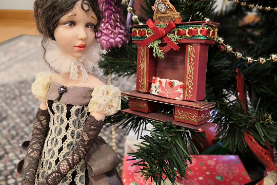 Выставка авторских кукол Ирины Королевой создает новогоднюю атмосферу в усадьбе Брянчаниновых