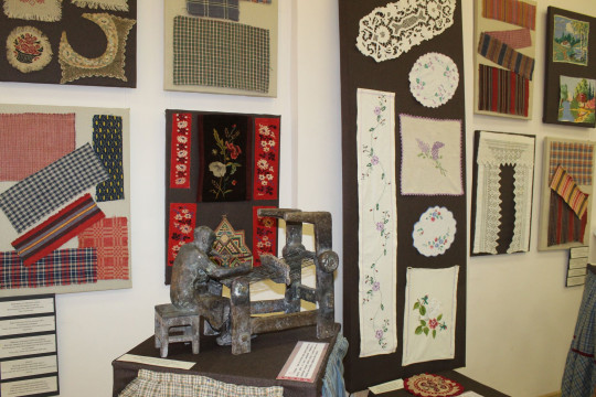 Отреставрированные предметы из ткани представлены на выставке в Белозерске