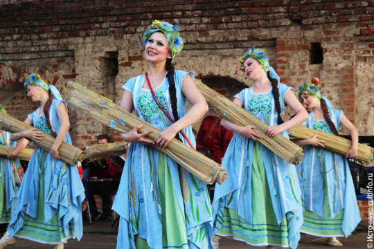 Веселой каруселью песен и танцев продолжил восьмой сезон «Лета в Кремле» ансамбль «Русский Север»