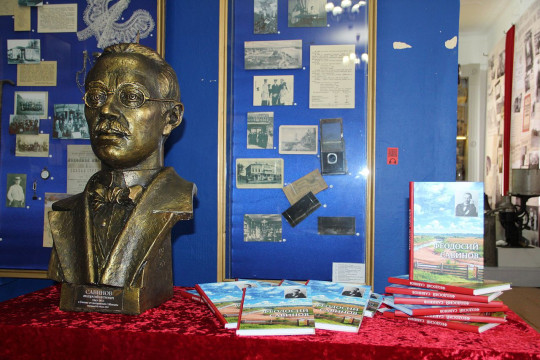 Московские нотариусы преподнесли ценные подарки к 155-летию тотемского поэта Феодосия Савинова