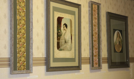 Предметы разных эпох с цветочным орнаментом представлены на выставке в «Мире забытых вещей»