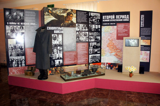 Выставка «Поклонимся великим тем годам» открылась в стенах Народного дома в Кириллове 
