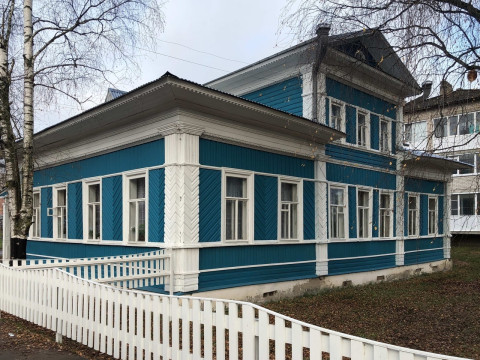 В Тотьме волонтеры «Том Сойер Феста» отремонтировали старинный деревянный дом на улице Садовой